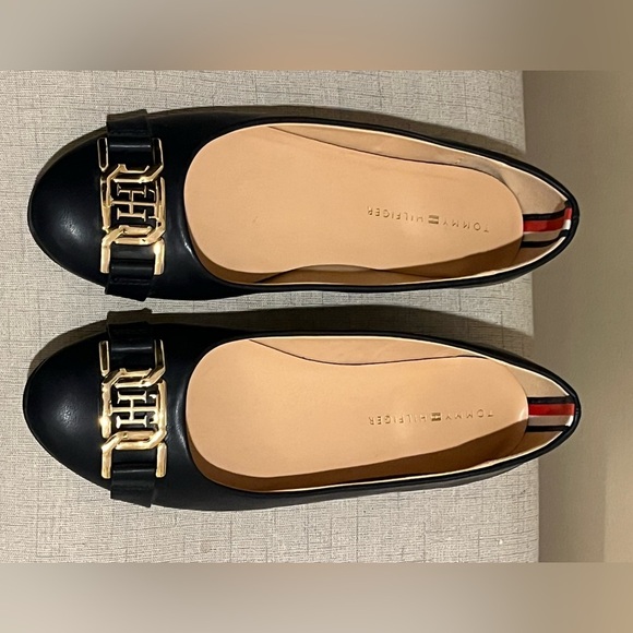 Tommy Hilfiger Navy Gallyne Flats, Gold Logo Hardware, size 8.5 - Picture 1 of 10